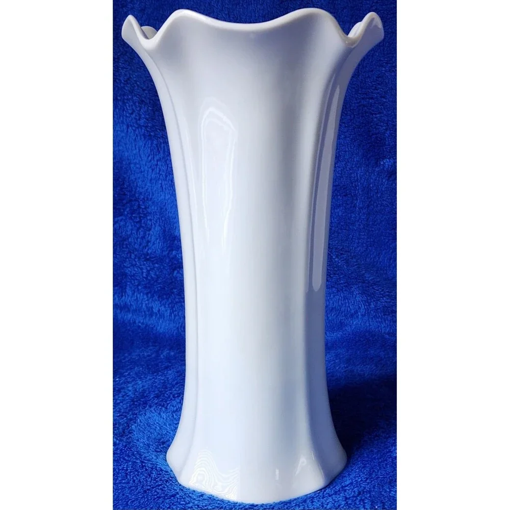 Beautiful Vintage 10.5 inches Seizan Vase with Blue and White Flowers